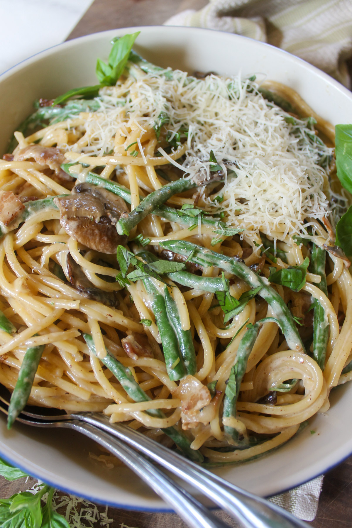 Green beans with pasta, bacon and mushrooms.