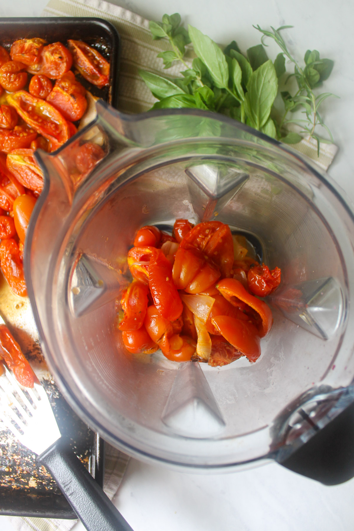 Roasted tomatoes in a blender.