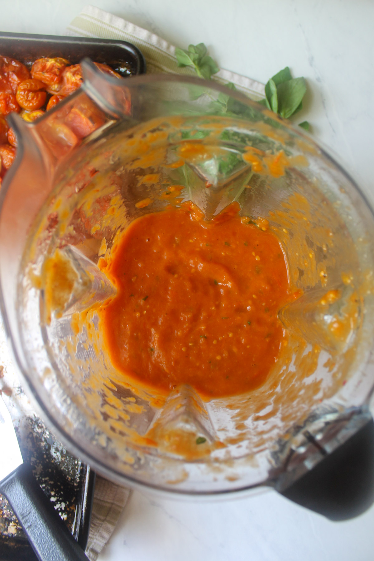 A blender of roasted tomato pizza sauce.