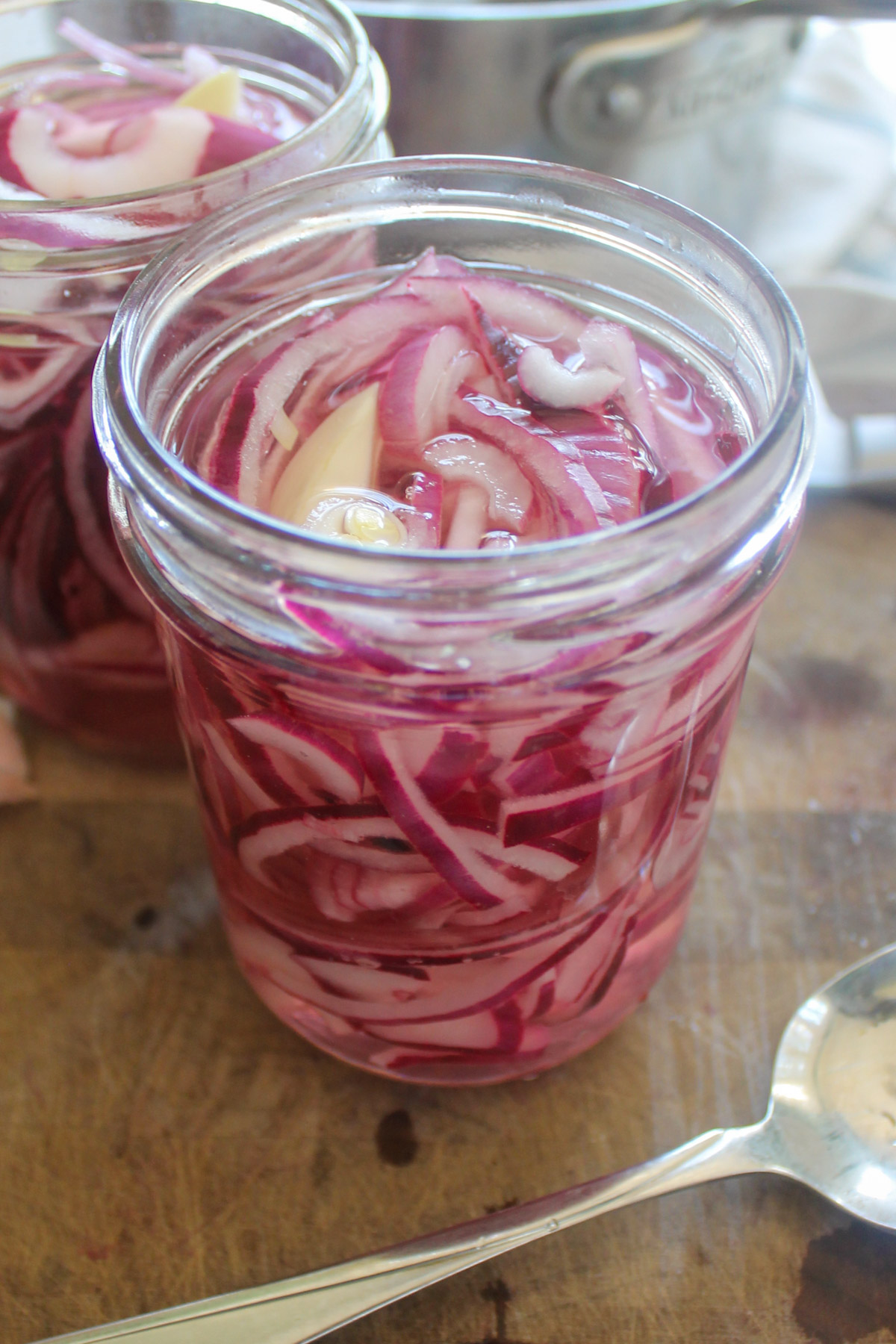 Raw sliced onions in a jar with vinegar brine.